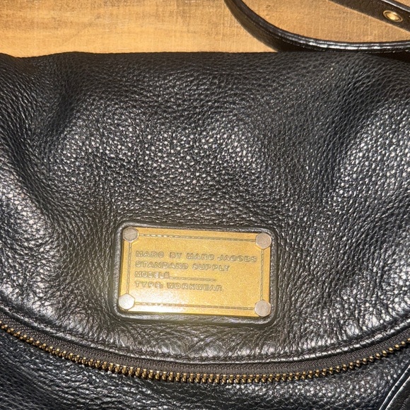 Marc Jacobs Black Leather Shoulder Bag with Gold Accents - Picture 3 of 7